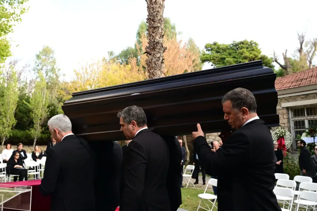 Το τελευταίο αντίο στον Αλέκο Φλαμπουράρη - Βαρύ κλίμα στο Πάρκο Ελευθερίας