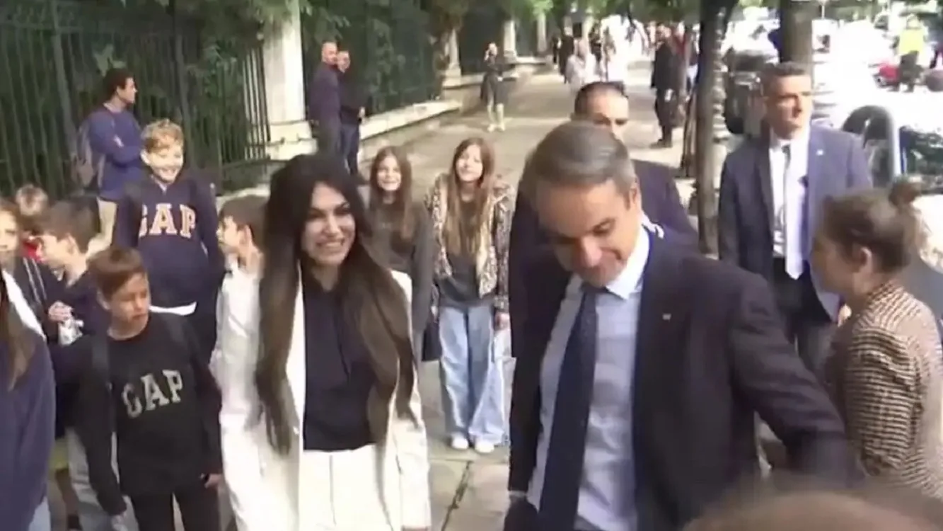 Χειραψίες και χαμόγελα έξω από το Μαξίμου: Το στιγμιότυπο Μητσοτάκη - Γκίλφοϊλ με μικρούς μαθητές ΒΙΝΤΕΟ Χειραψίες και χαμόγελα έξω από το Μαξίμου: Το στιγμιότυπο Μητσοτάκη - Γκίλφοϊλ με μικρούς μαθητές ΒΙΝΤΕΟ