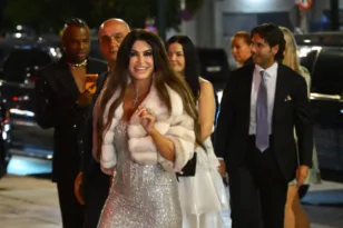 Κίμπερλι Γκίλφοϊλ: Λαμπερό πάρτι στον Αργυρό, ποιοι πολιτικοί και επιχειρηματίες παρέστησαν ΦΩΤΟ