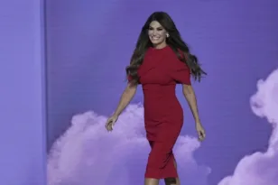 Στην Αθήνα η νέα Αμερικανίδα πρέσβης Κίμπερλι Γκίλφοϊλ: Το προφίλ, οι πρώτες κινήσεις και οι δεσμοί με την οικογένεια Τραμπ