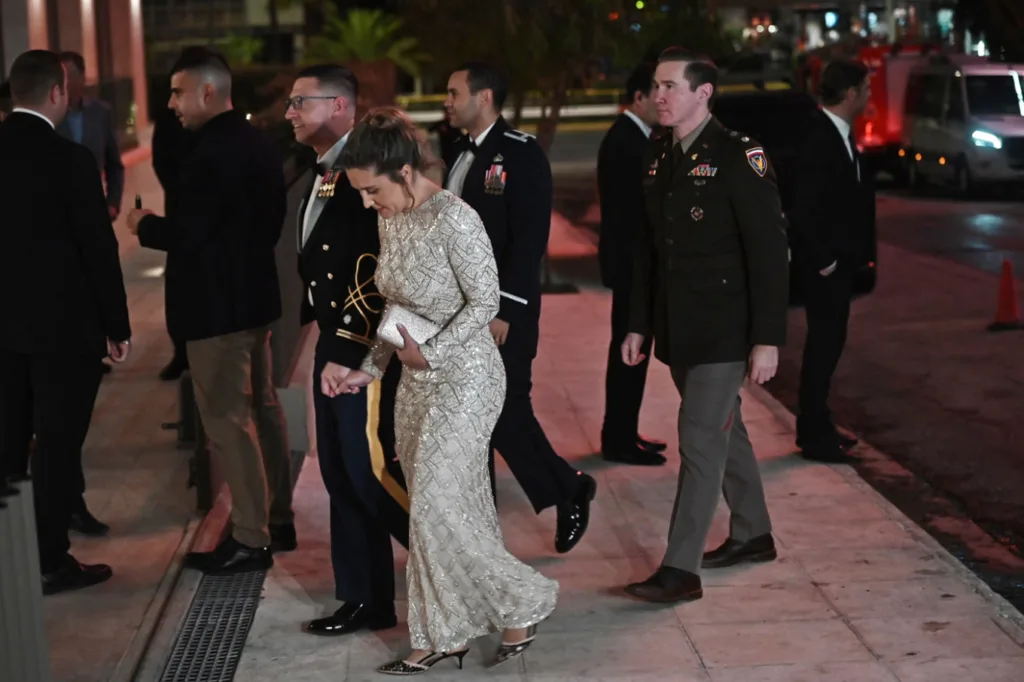 Η Κίμπερλι Γκιλφόιλ στην Αθήνα: Παραθέτει δεξίωση προς τιμήν των Αμερικανών πεζοναυτών, ΦΩΤΟ