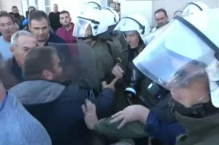 Αλεξανδρούπολη: Ενταση μεταξύ αγροτών και αστυνομικών, «αποκλεισμένο» το αεροδρόμιο λόγω Μητσοτάκη ΦΩΤΟ