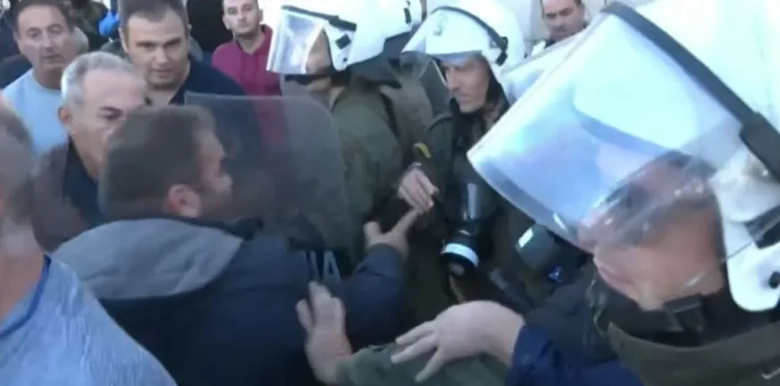 Αλεξανδρούπολη: Ενταση μεταξύ αγροτών και αστυνομικών, «αποκλεισμένο» το αεροδρόμιο λόγω Μητσοτάκη ΦΩΤΟ