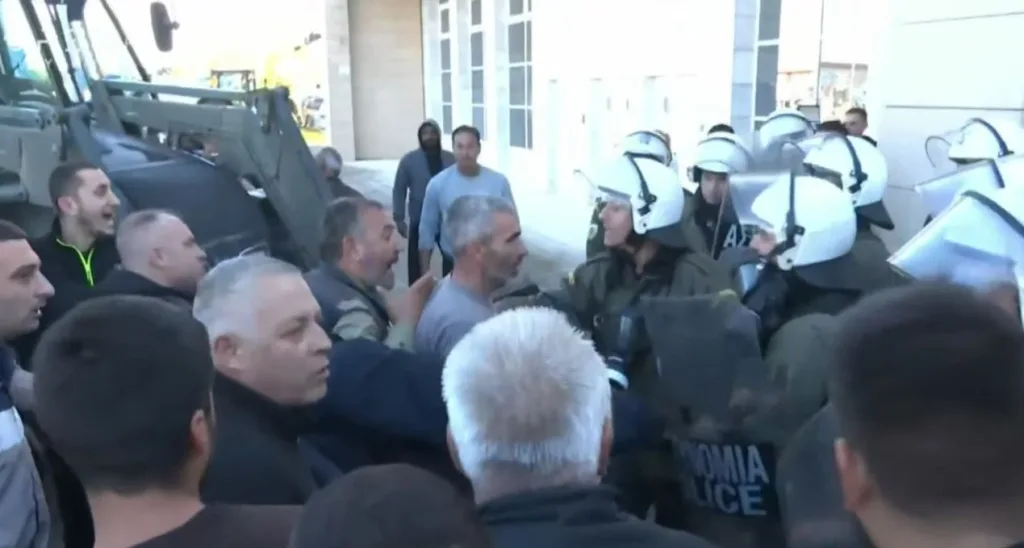Αλεξανδρούπολη: Ενταση μεταξύ αγροτών και αστυνομικών, «αποκλεισμένο» το αεροδρόμιο λόγω Μητσοτάκη ΦΩΤΟ
