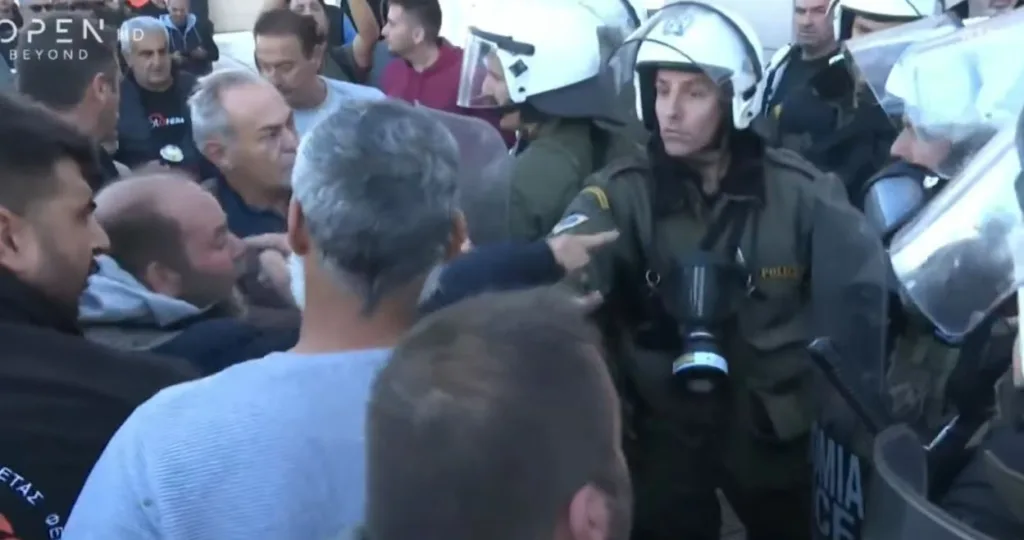 Αλεξανδρούπολη: Ενταση μεταξύ αγροτών και αστυνομικών, «αποκλεισμένο» το αεροδρόμιο λόγω Μητσοτάκη ΦΩΤΟ