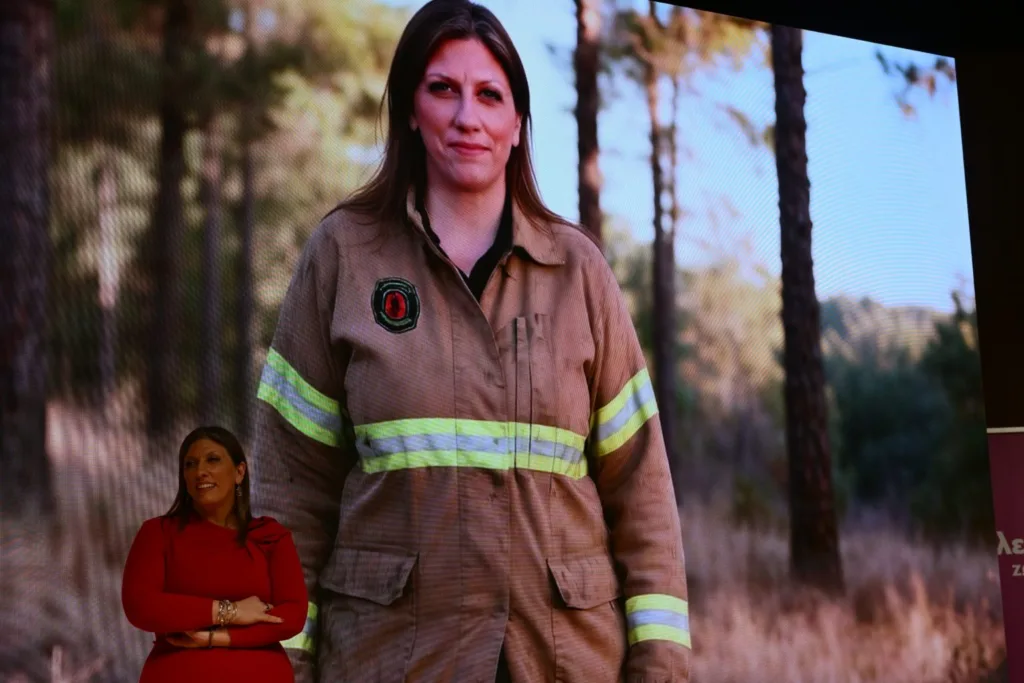 Το «τερμάτισε» η Κωνσταντοπούλου, εμφανίστηκε ως πυροσβέστης, λιμενικός, νοσοκόμα, αγρότισσα