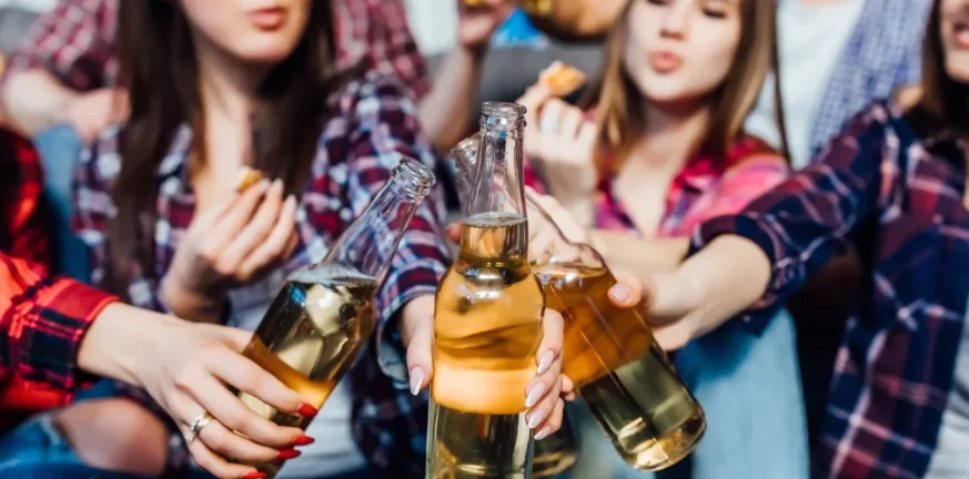 Ιωάννινα: Επιασαν το αφεντικό του μπαρ να σερβίρει ποτά σε ανήλικους