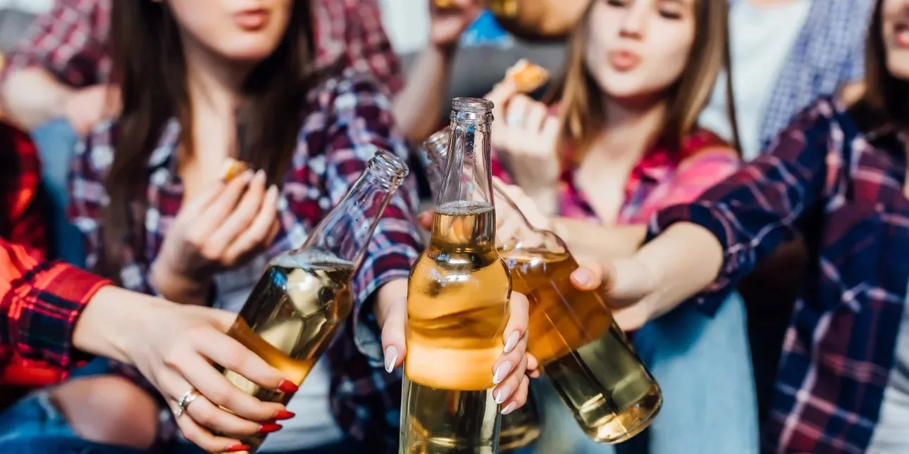 Πάτρα: Έδιναν αλκοόλ σε πέντε ανήλικους - Συνελήφθησαν ιδιοκτήτρια και υπεύθυνος καταστήματος