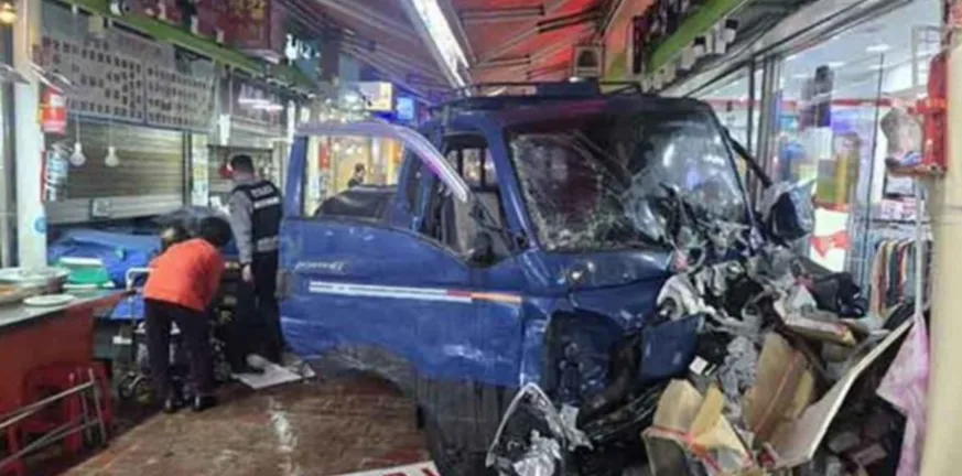 Τραγωδία στη Νότια Κορέα: Φορτηγό μπούκαρε σε αγορά, δύο νεκροί και 18 τραυματίες