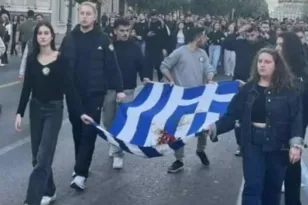 Πορεία Πολυτεχνείο: Η κόρη της Φώφης Γεννηματά με την αιματοβαμμένη σημαία ΦΩΤΟ