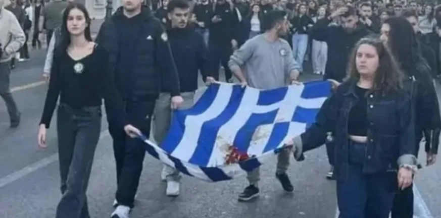 Πορεία Πολυτεχνείο: Η κόρη της Φώφης Γεννηματά με την αιματοβαμμένη σημαία ΦΩΤΟ