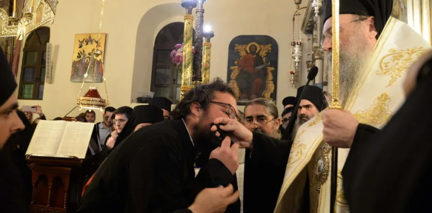 Πάτρα – Νέος μοναχός στη Μονή Παναγίας Γηροκομητίσσης: Η κουρά από τον Μητροπολίτη Πατρών Χρυσόστομο ΦΩΤΟ