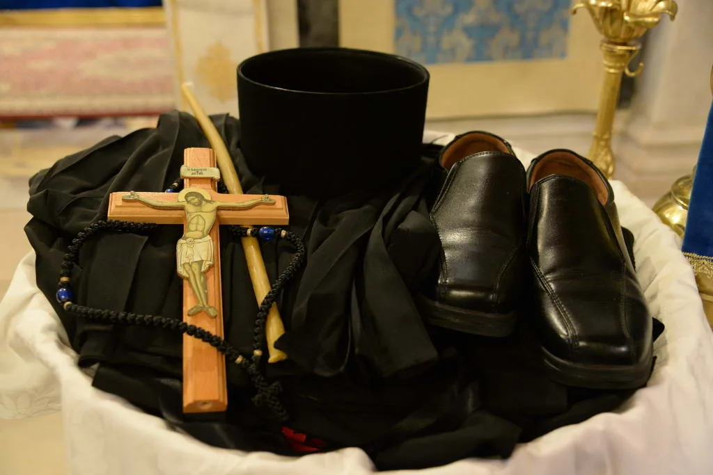 Πάτρα – Νέος μοναχός στη Μονή Παναγίας Γηροκομητίσσης: Η κουρά από τον Μητροπολίτη Πατρών Χρυσόστομο ΦΩΤΟ