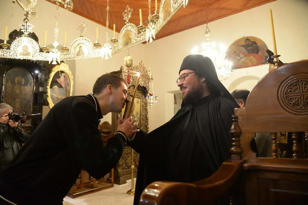 Πάτρα – Νέος μοναχός στη Μονή Παναγίας Γηροκομητίσσης: Η κουρά από τον Μητροπολίτη Πατρών Χρυσόστομο ΦΩΤΟ