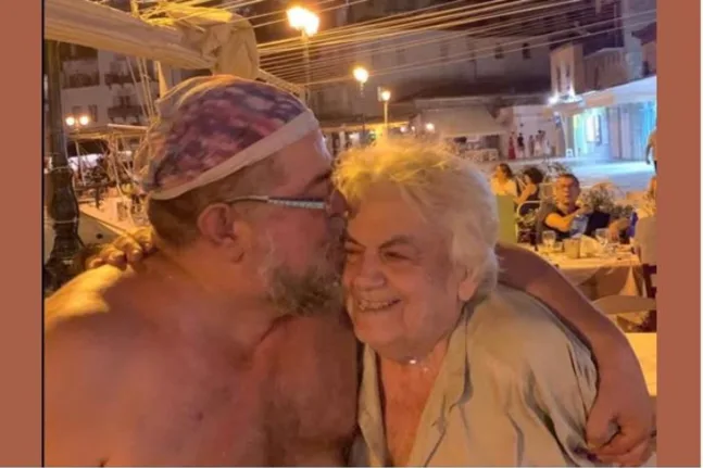 Πέθανε η μητέρα του Σταμάτη Κραουνάκη, συγκινεί το «αντίο»