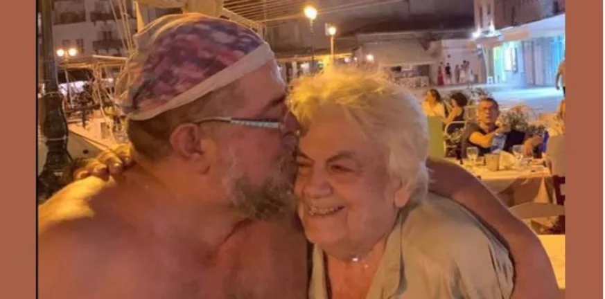 Πέθανε η μητέρα του Σταμάτη Κραουνάκη, συγκινεί το «αντίο»