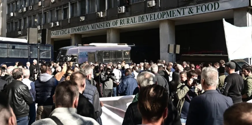 «Σώστε την κτηνοτροφία»: Αγρότες και κτηνοτρόφοι κατέκλυσαν το κέντρο της Αθήνας - Νέες αποφάσεις στις 23 Νοεμβρίου