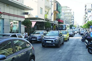 Πάτρα: Η πόλη ασφυκτιά από το κυκλοφοριακό – Θέσεις στάθμευσης ζητούν έμποροι και Ταξί