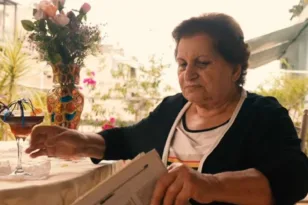 Η κα Χρυσούλα «τρολάρει» απατεώνισσα: Το νέο βίντεο της ΕΛΑΣ για τις τηλεφωνικές απάτες