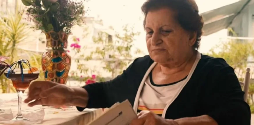 Η κα Χρυσούλα «τρολάρει» απατεώνισσα: Το νέο βίντεο της ΕΛΑΣ για τις τηλεφωνικές απάτες