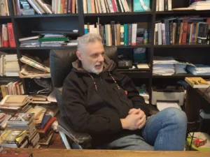 Η Πάτρα αναζητά την «Ιθάκη»: Μεγάλο το κύμα προσμονής αναγνωστών στα τοπικά βιβλιοπωλεία για το βιβλίο Τσίπρα