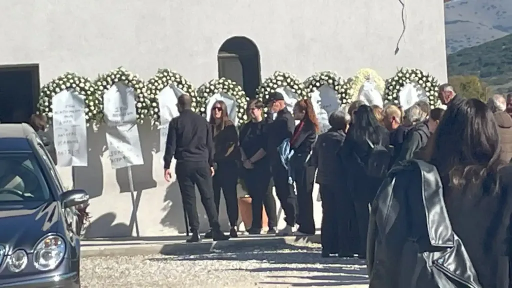 Λάρισα: Ράγισαν καρδιές στην κηδεία της 49χρονης που σκοτώθηκε στο ζυμωτήριο ΦΩΤΟ