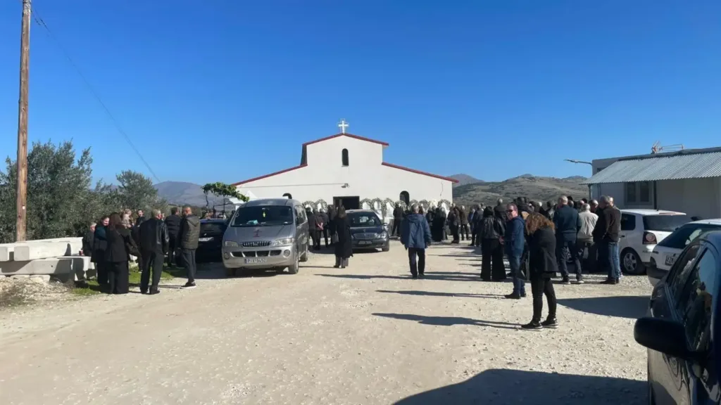 Λάρισα: Ράγισαν καρδιές στην κηδεία της 49χρονης που σκοτώθηκε στο ζυμωτήριο ΦΩΤΟ