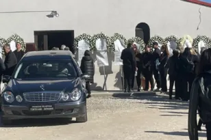 Λάρισα: Ράγισαν καρδιές στην κηδεία της 49χρονης που σκοτώθηκε στο ζυμωτήριο