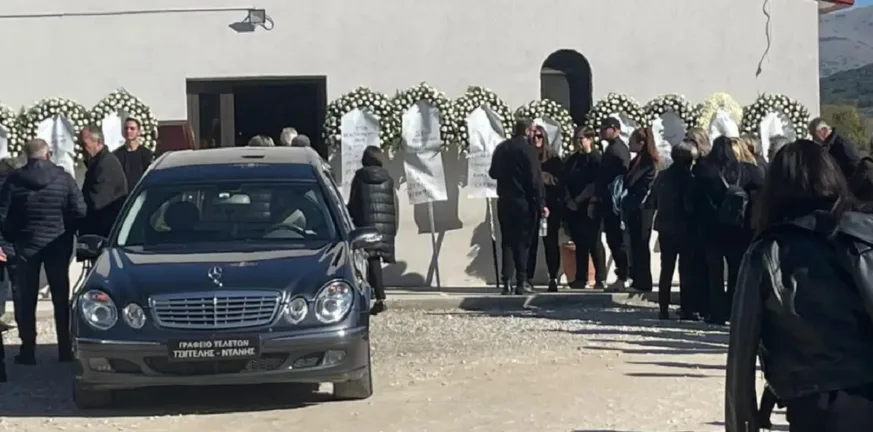 Λάρισα: Ράγισαν καρδιές στην κηδεία της 49χρονης που σκοτώθηκε στο ζυμωτήριο ΦΩΤΟ