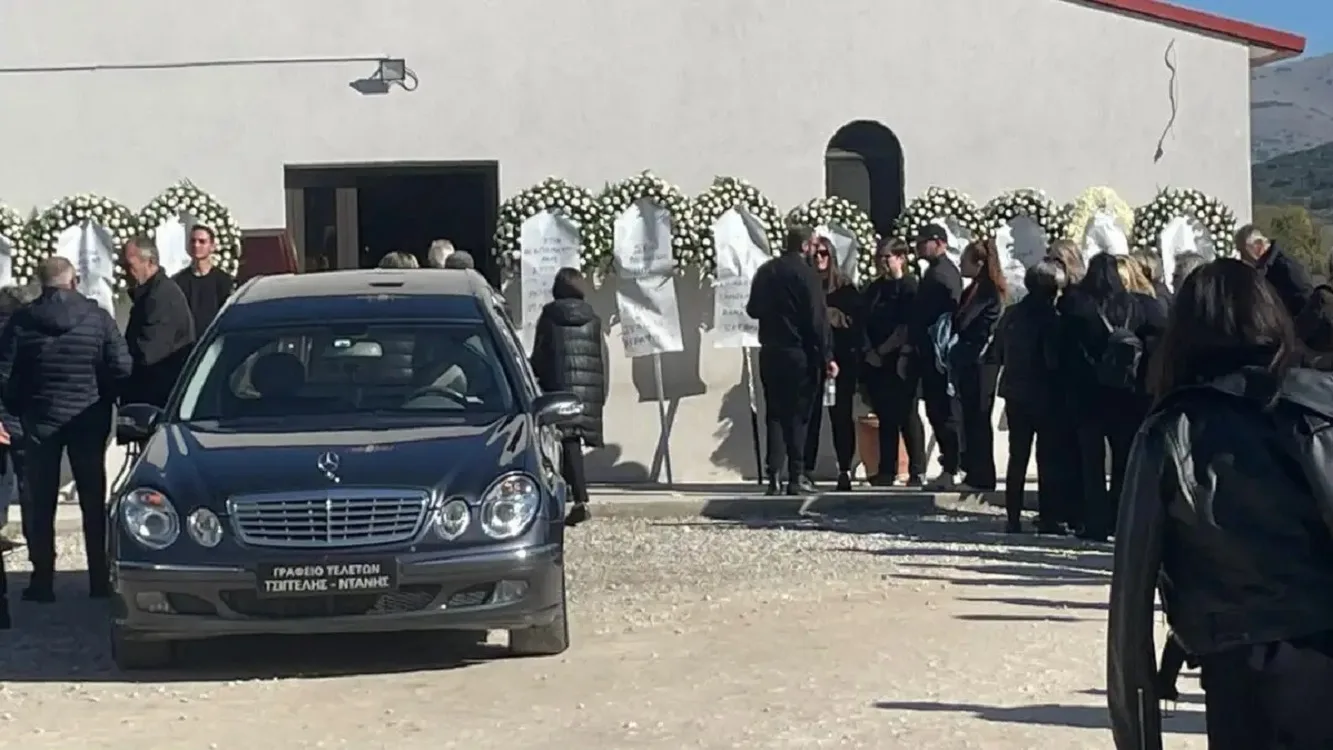 Λάρισα: Ράγισαν καρδιές στην κηδεία της 49χρονης που σκοτώθηκε στο ζυμωτήριο ΦΩΤΟ