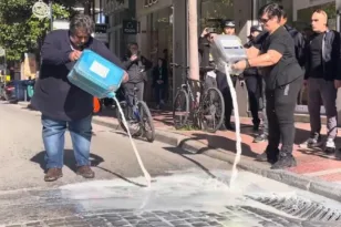 Ένταση στη Λάρισα: Κτηνοτρόφοι πέταξαν γάλα έξω από το γραφείο του υφυπουργού Αγροτικής Ανάπτυξης ΒΙΝΤΕΟ