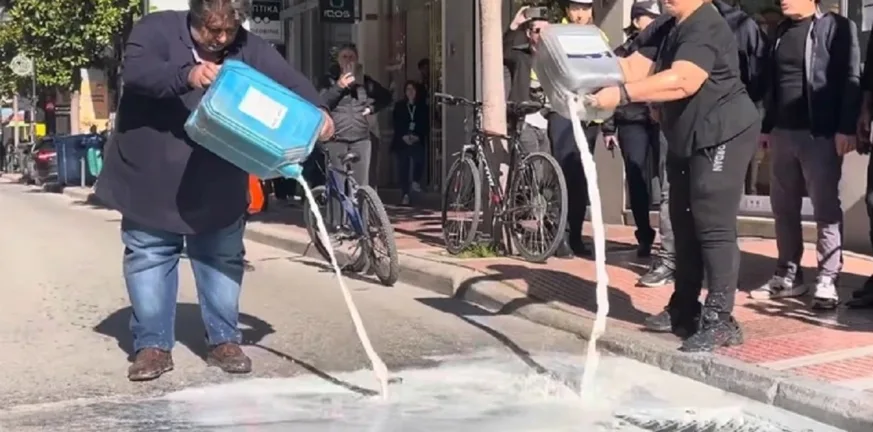 Ένταση στη Λάρισα: Κτηνοτρόφοι πέταξαν γάλα έξω από το γραφείο του υφυπουργού Αγροτικής Ανάπτυξης ΒΙΝΤΕΟ