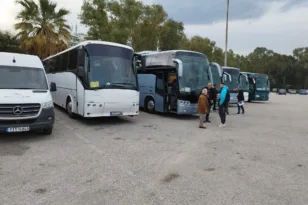 Αντιδρούν οι ιδιοκτήτες τουριστικών λεωφορείων: Ούτε φέτος ικανοποιήθηκε βασικό αίτημα για τα τέλη