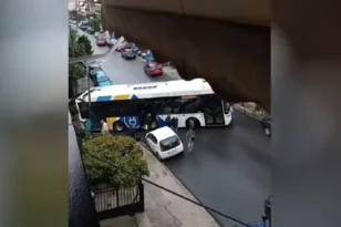 Απίστευτο περιστατικό στην Αττική: Λεωφορείο «εγκλωβίστηκε» από παρκαρισμένο ΙΧ - Κατέβασαν τους επιβάτες για να συνεχίσουν με τα πόδια ΒΙΝΤΕΟ