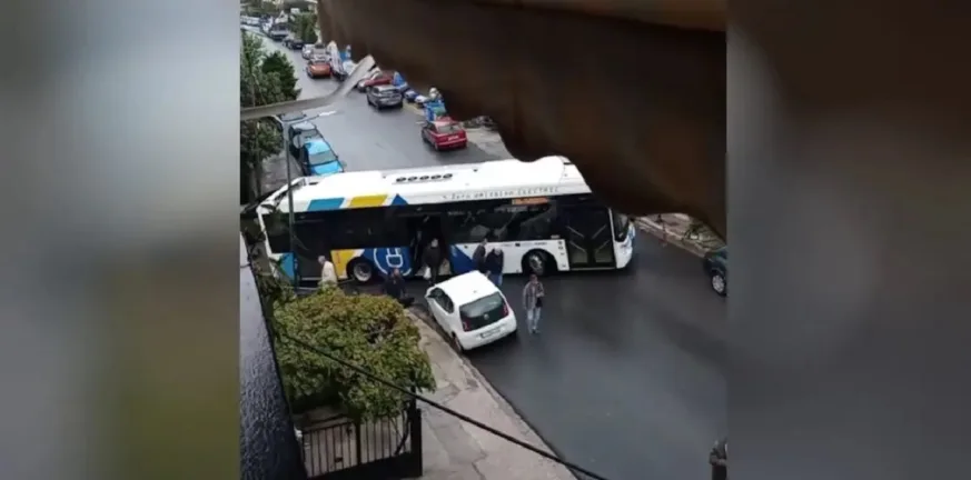 Απίστευτο περιστατικό στην Αττική: Λεωφορείο «εγκλωβίστηκε» από παρκαρισμένο ΙΧ - Κατέβασαν τους επιβάτες για να συνεχίσουν με τα πόδια ΒΙΝΤΕΟ