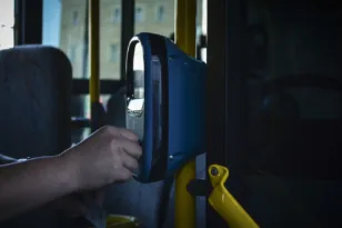 Μπαράζ ελέγχων εισιτηρίων σε λεωφορεία και Μετρό