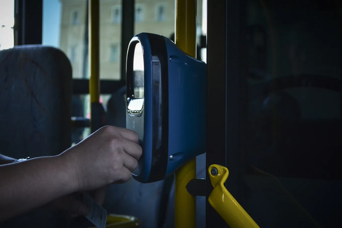 Μπαράζ ελέγχων εισιτηρίων σε λεωφορεία και Μετρό