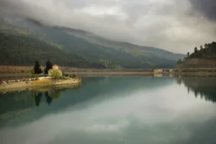 Λίμνη Δόξα: Ειδυλλιακό τοπίο, ιδανικά για όσους αγαπούν τα ορεινά