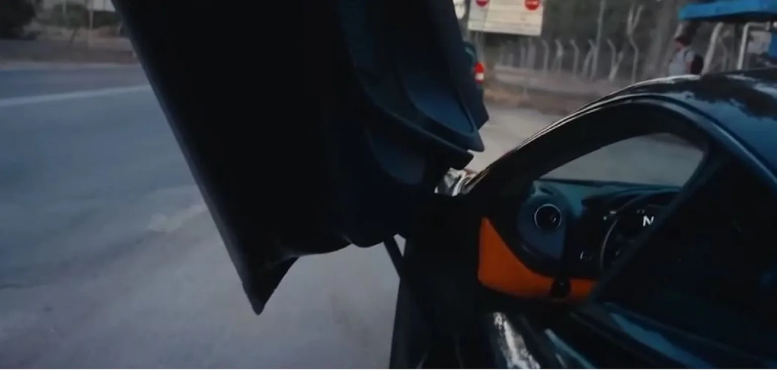 «Πάτα το!» - ΒΙΝΤΕΟ δείχνει αστυνομικό να ενθαρρύνει οδηγό McLaren να τρέξει στην Αττική Οδό «Πάτα το!» - ΒΙΝΤΕΟ δείχνει αστυνομικό να ενθαρρύνει οδηγό McLaren να τρέξει στην Αττική Οδό