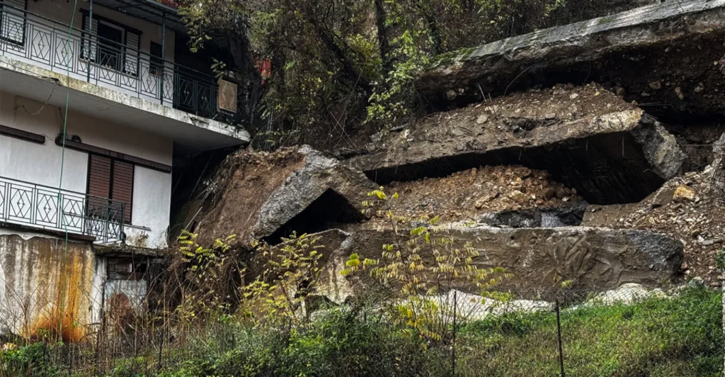 Απίστευτες εικόνες από τα Τζουμέρκα - Σπίτια «στον αέρα» μετά από κατολίσθηση ΦΩΤΟ