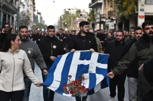 Πορεία μνήμης για τα 52 χρόνια από την εξέγερση του Πολυτεχνείου – Χιλιάδες στους δρόμους της Αθήνας