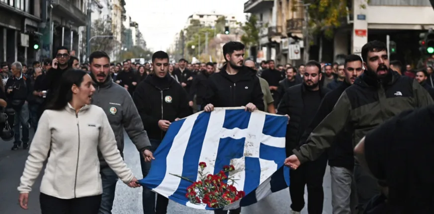 Πορεία μνήμης για τα 52 χρόνια από την εξέγερση του Πολυτεχνείου – Χιλιάδες στους δρόμους της Αθήνας