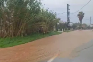 Δρόμοι στη Σκιάθο μετατράπηκαν σε ποτάμια λόγω της κακοκαιρίας