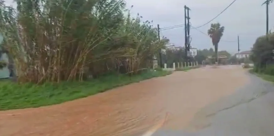 Δρόμοι στη Σκιάθο μετατράπηκαν σε ποτάμια λόγω της κακοκαιρίας