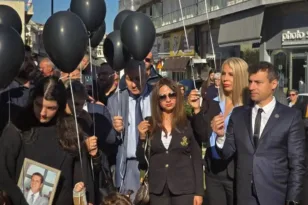 Συγκίνηση και μαύρα μπαλόνια στα αποκαλυπτήρια του μνημείου για τα θύματα της πλημμύρας στη Μάνδρα