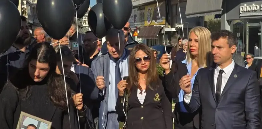 Συγκίνηση και μαύρα μπαλόνια στα αποκαλυπτήρια του μνημείου για τα θύματα της πλημμύρας στη Μάνδρα