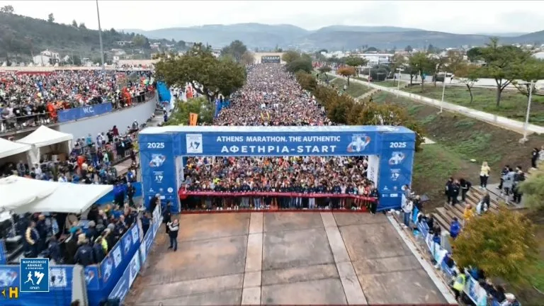 Σε εξέλιξη ο 42ος Αυθεντικός Μαραθώνιος Αθήνας: Χιλιάδες δρομείς στους δρόμους της πρωτεύουσας, δείτε ΖΩΝΤΑΝΑ