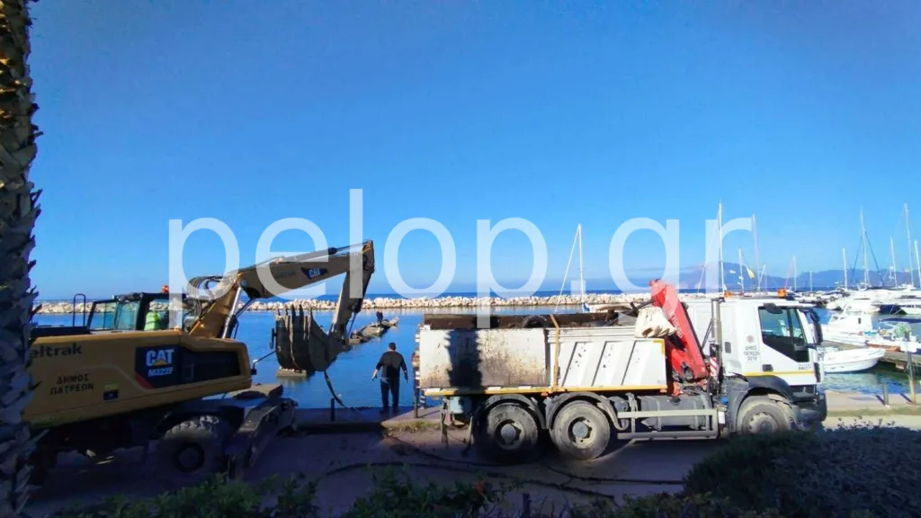 Πάτρα: Ξεκίνησε η αποξήλωση των προβλητών της μαρίνας ΦΩΤΟ
