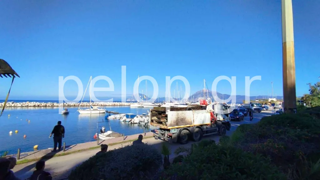 Πάτρα: Ξεκίνησε η αποξήλωση των προβλητών της μαρίνας ΦΩΤΟ