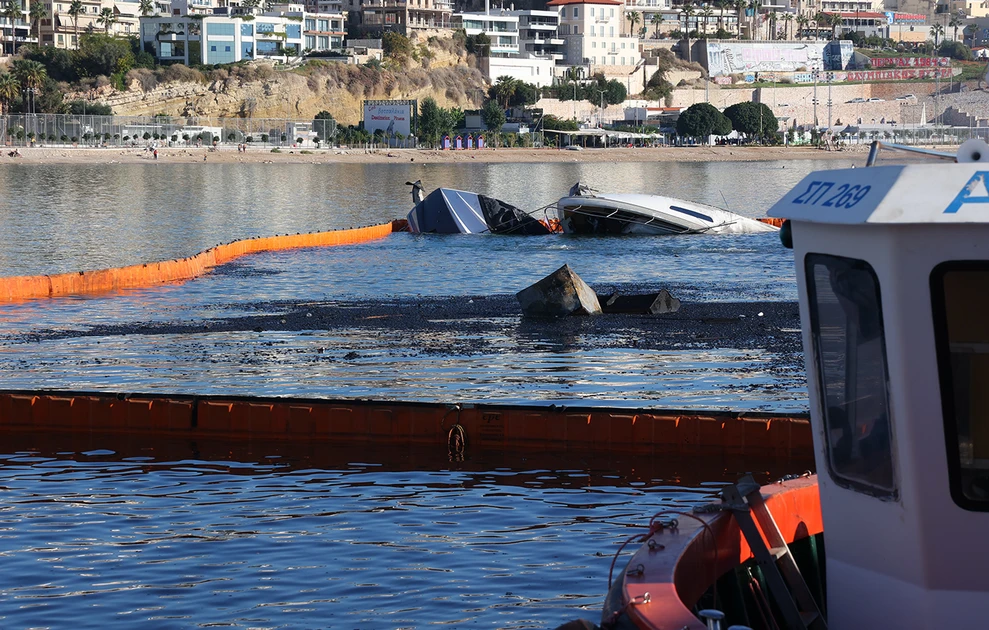 Πολυτελή γιοτ βυθισμένα στη Μαρίνα Ζέας, πως εκδηλώθηκε πυρκαγιά ΦΩΤΟ - ΒΙΝΤΕΟ